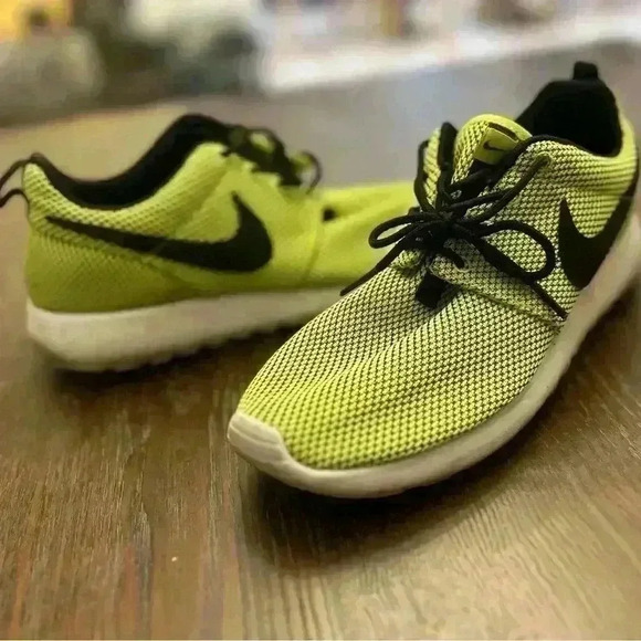 Nike Roshe One GS Youth Size 6.5Y Volt Yellow Shoes - Picture 2 of 5
